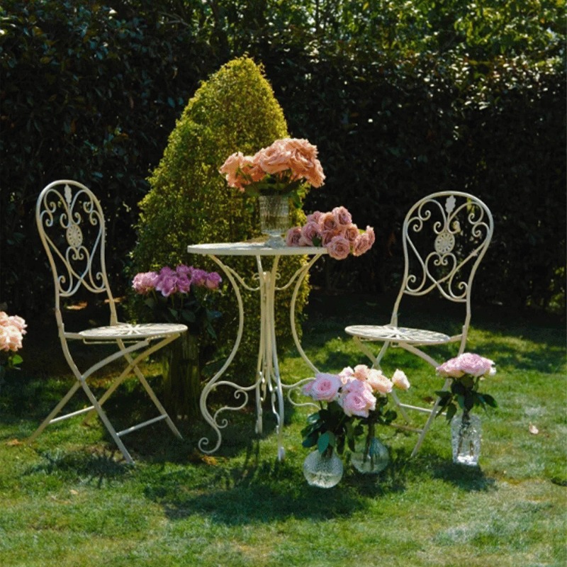 Französische Vintage-Eisen-Tis – Outdoor Furniture Arhaus Bewertung und Preis